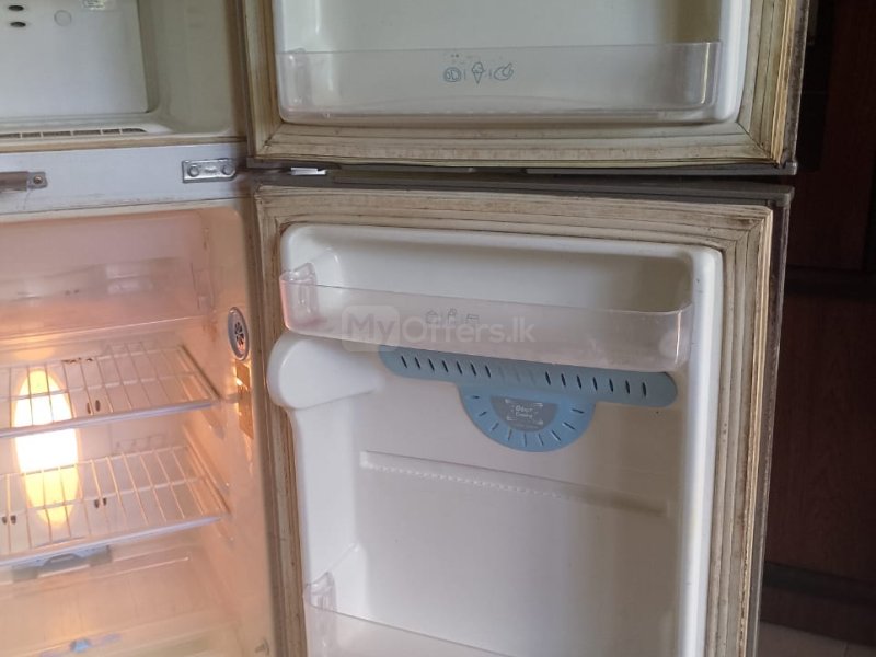Looking for a reliable used refrigerator in Sri Lanka? Check out this LG Expresscool refrigerator fo - Image 5