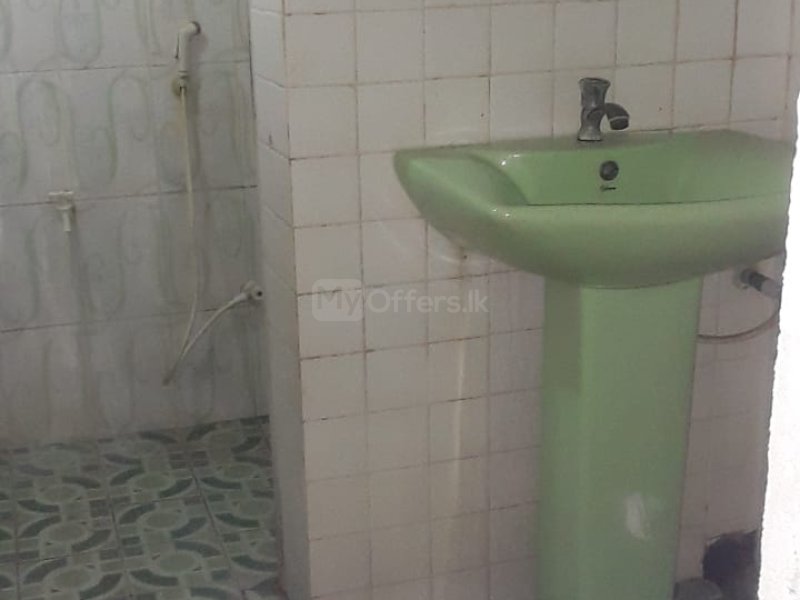 Annex for rent 3 student at ratmalana. 3 beds, attached bathroom and kitchen - Image 3