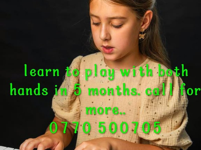 Learn to play with both hands with chords in 5 months all in practical from the beginning online les